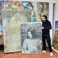 Mattia Montemezzani in studio con alcune delle sue opere