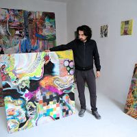 Mattia Montemezzani nel suo studio