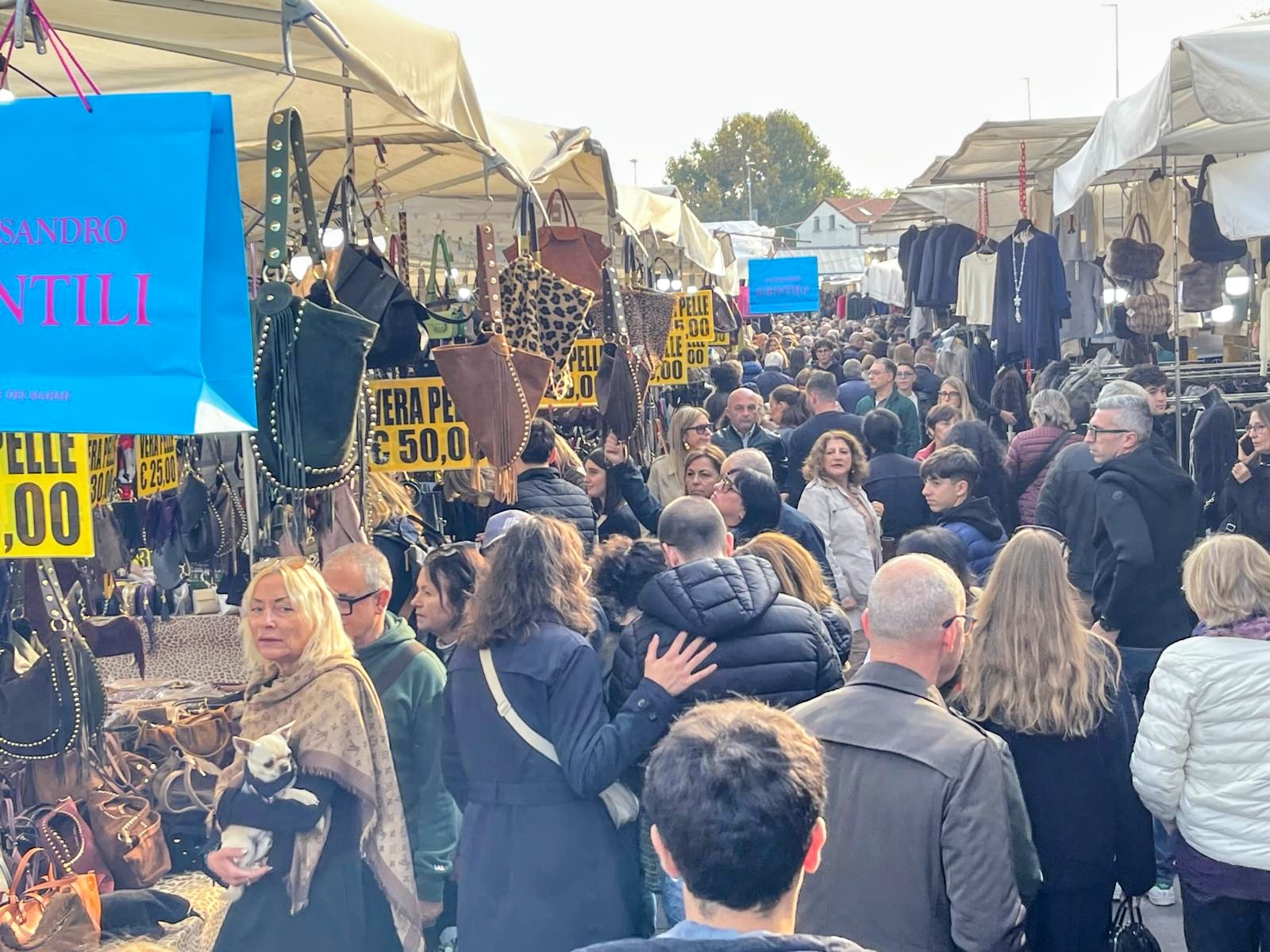 Mercato Forte dei Marmi aprile 2026