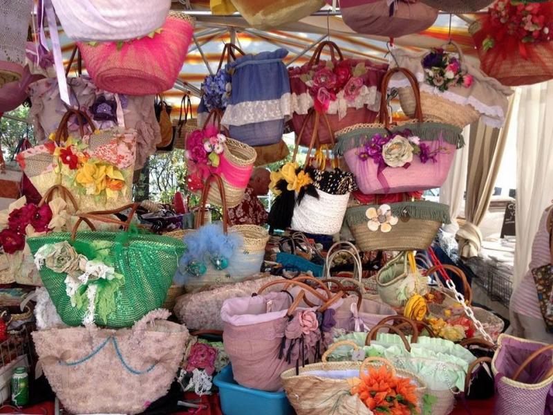Tornano in città le allegre e colorate bancarelle del Mercato di Forte dei Marmi 